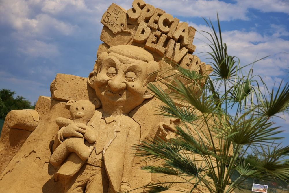 Burgaz'da Kum Heykel Festivali: Mr. Bean, Minecraft ve Paw Patrol Sahneye Çıktı