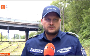 İşte Böyle İnsanlar da Var! Polis Memuru Hayatını Tehlikeye Atarak Genç Kızı Kurtardı