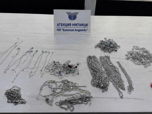 Kapitan Andreevo'da Ukraynalı Kadının Çantasında 2 Kilodan Fazla Gümüş Takı Ele Geçirildi