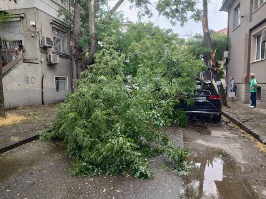 Plovdiv'de Fırtına: Şimşekler, Gök Gürültüleri ve Yağmur
