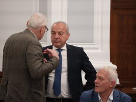 Bulgaristan'ın 2026 Bütçesi Komisyondan Geçti: Rekor Açık ve Sert Eleştiriler