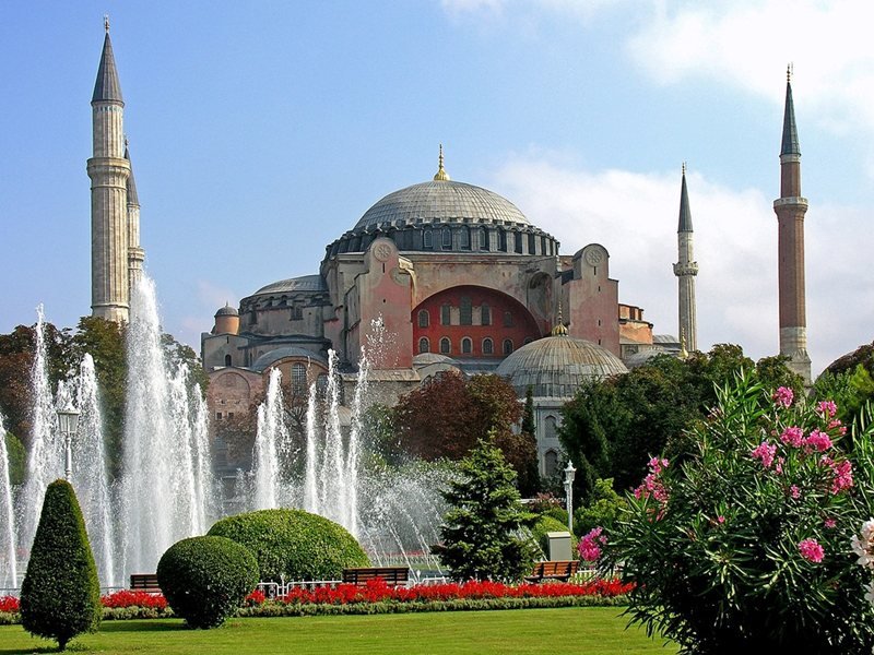 İstanbullu Ayasofya'da Kutsal Kitap Okuyan Rus Çifti Tutuklandı