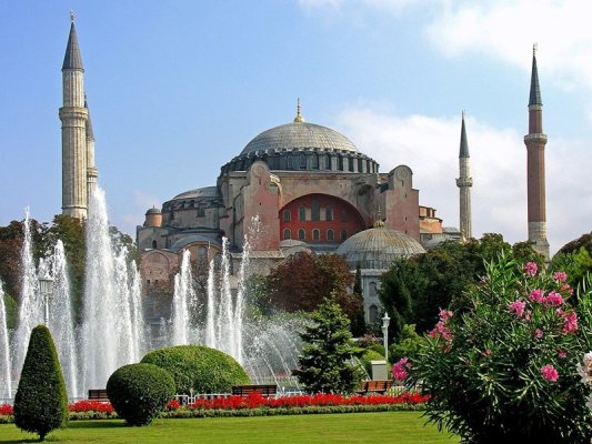 İstanbullu Ayasofya'da Kutsal Kitap Okuyan Rus Çifti Tutuklandı