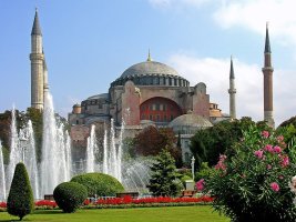 İstanbullu Ayasofya'da Kutsal Kitap Okuyan Rus Çifti Tutuklandı