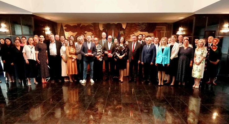 Grupova снимка след церемонията по награждаването в зала "Dogovori" на Ministerstvoto на външните работи.