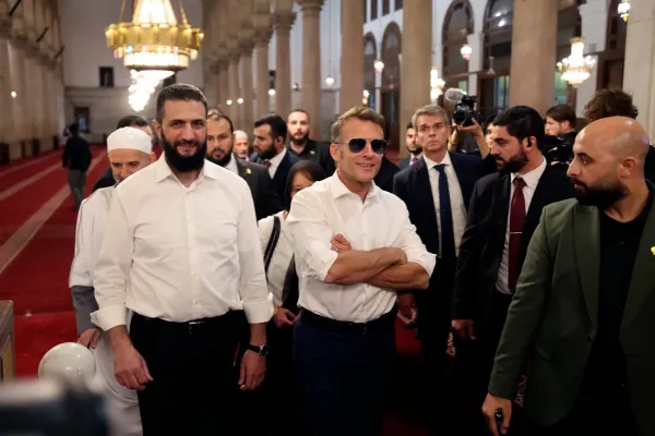 Macron'un Gözleri Neden Top Gun Tarzında?