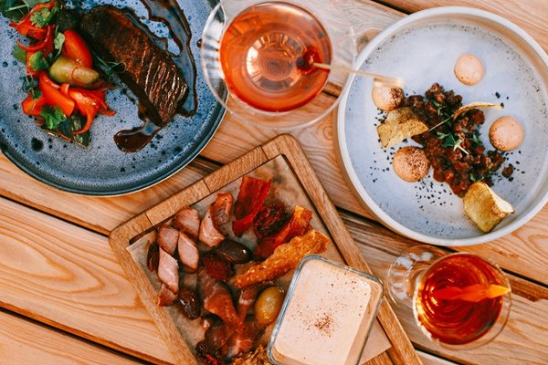 Müfettiş raporları, Bulgaristan'da son derece lezzetli yemekler, çok iyi şefler ve farklı mutfaklarla çeşitli bir gastronomi sahnesi olduğunu belirtiyor.