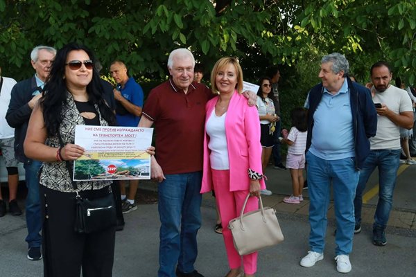 General Vladimirov ve Maya Manolova protestocularla
