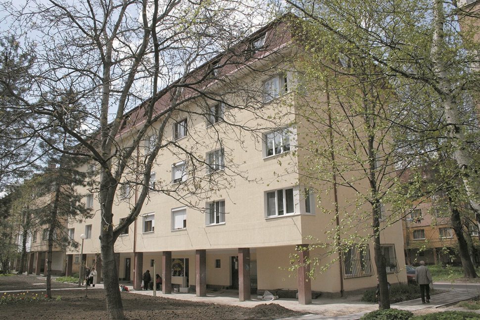 İlk pilot programlar sadece küçük apartmanlar içindi. Daha sonra büyük panel bloklar ön plana çıktı ve şimdi tek ailelik evlerin ısı yalıtımı için de fırsat doğuyor.