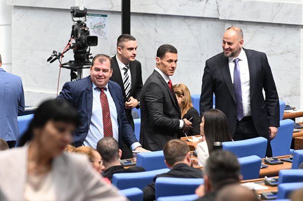 Hükümet bütçeleri parlamentoya sundu.