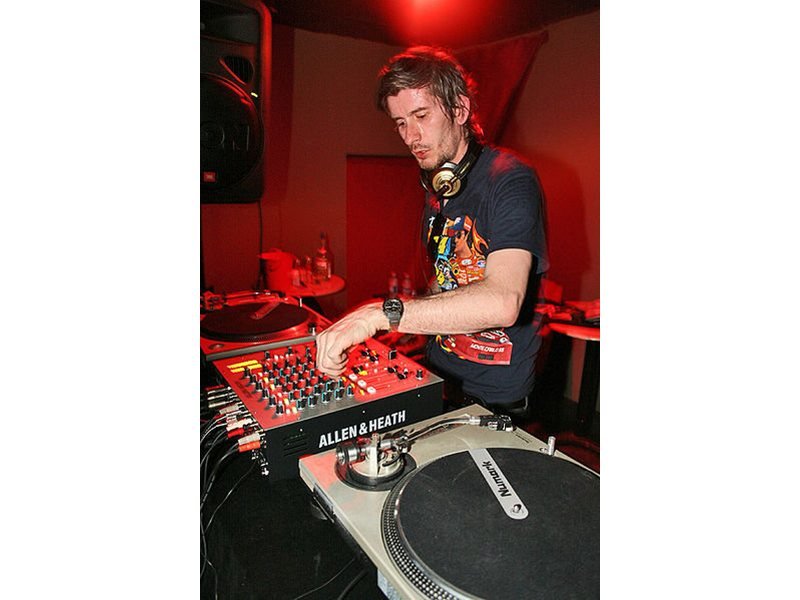 Fransız DJ Kavinsky Paris'te Ölü Bulundu