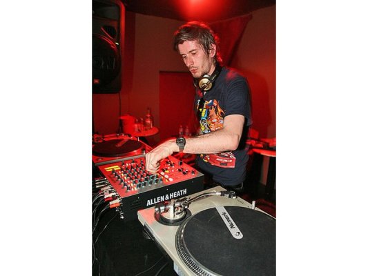 Fransız DJ Kavinsky Paris'te Ölü Bulundu