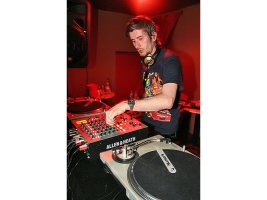 Fransız DJ Kavinsky Paris'te Ölü Bulundu