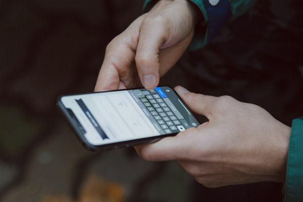 Yaz Sıcağı Telefon Bataryalarını Sessizce Tüketiyor