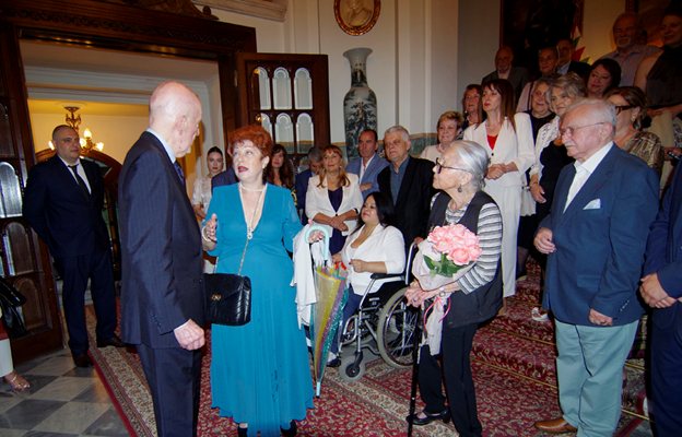 Milletvekili Antonina Boneva hediyeyi Simeon II'ye takdim ederken.