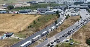 Sınırda kilometrelerce kuyruk daha kaç hafta sürecek?