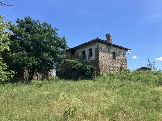 Gorno ve Dolno Lukovo'daki bazı taş evler, onlarca yıldır boş olmalarına rağmen yıkılmamış. FOTOĞRAF: NENKO STANEV