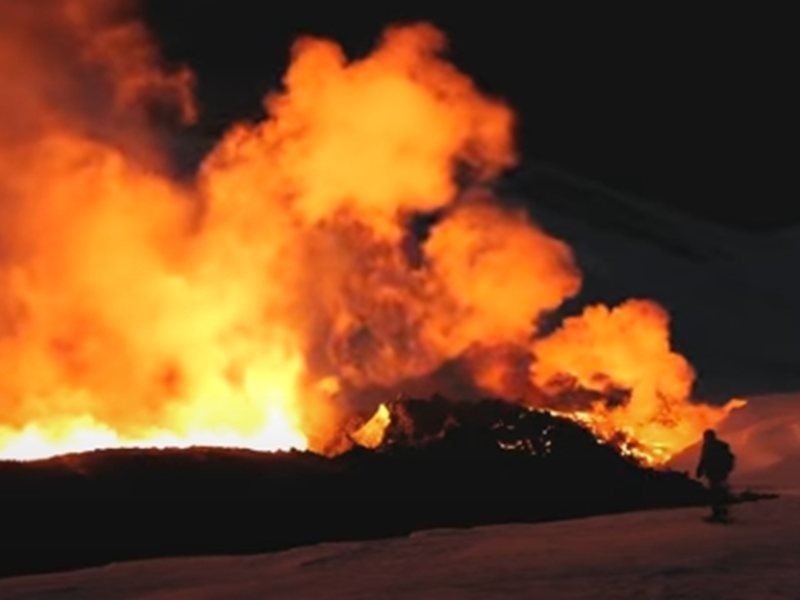 Etna, Sicilya'da Uçuşları Yeniden Aksattı: Kül Bulutu Hava Sahasını Kapattı