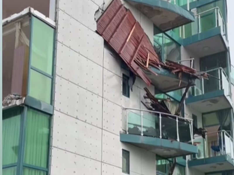 Primorsko'da Şiddetli Fırtına: Uçan Çatı Apartmana Saplandı, Bir Çocuk Yaralandı