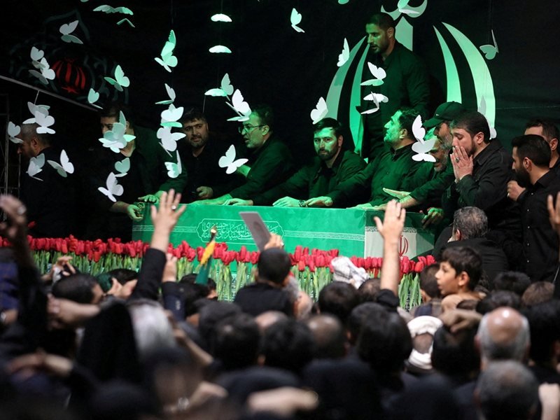 İran Lideri Ali Hamaney'in Cenazesi Tahran'daki Dini Komplekse Getirildi