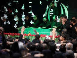 İran Lideri Ali Hamaney'in Cenazesi Tahran'daki Dini Komplekse Getirildi