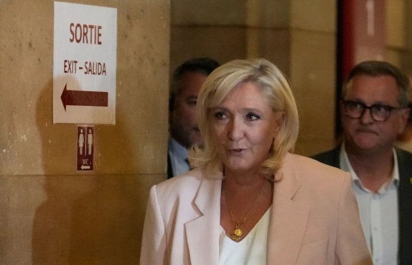 Marine Le Pen'e İyi Haber: Cumhurbaşkanlığı Yarışı Devam Ediyor
