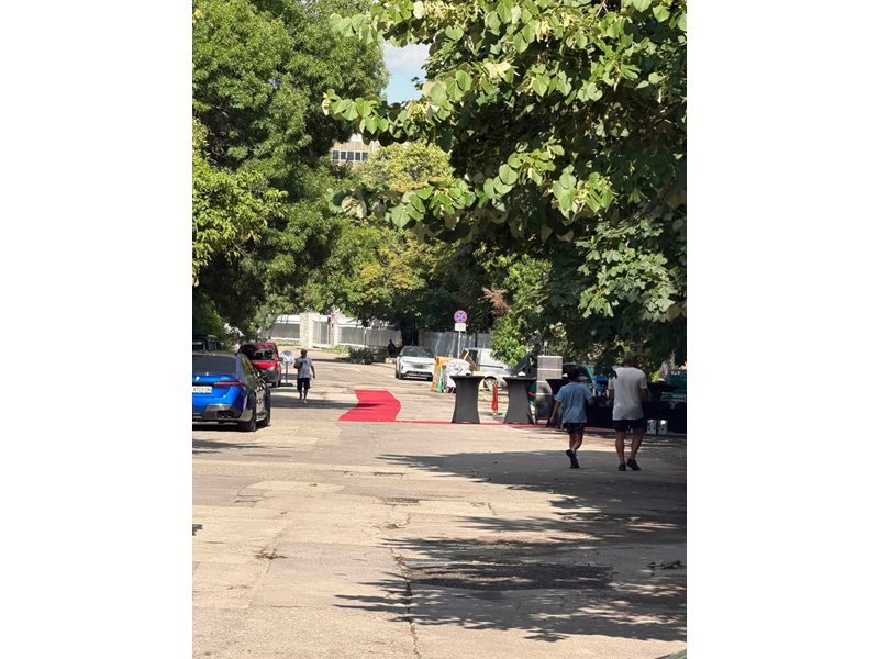 Sofya'da Özel Firma Mahalleyi Trafiğe Kapattı, Vatandaşlar Tepkili