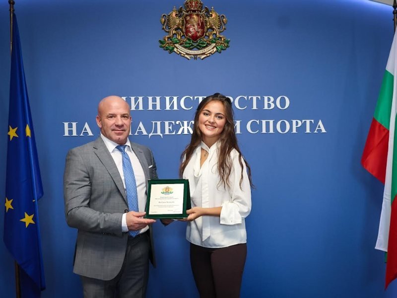 Bakan Keryazov, Dünya Kupası Zaferiyle Tarih Yazan Eliza Çolakova'yı Ödüllendirdi