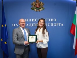 Bakan Keryazov, Dünya Kupası Zaferiyle Tarih Yazan Eliza Çolakova'yı Ödüllendirdi
