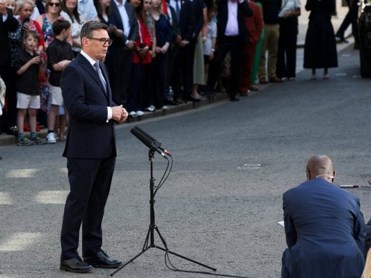 Andy Burnham'dan İlk Atamalar: John Healey Maliye Bakanı, Ed Miliband Dışişleri Bakanı