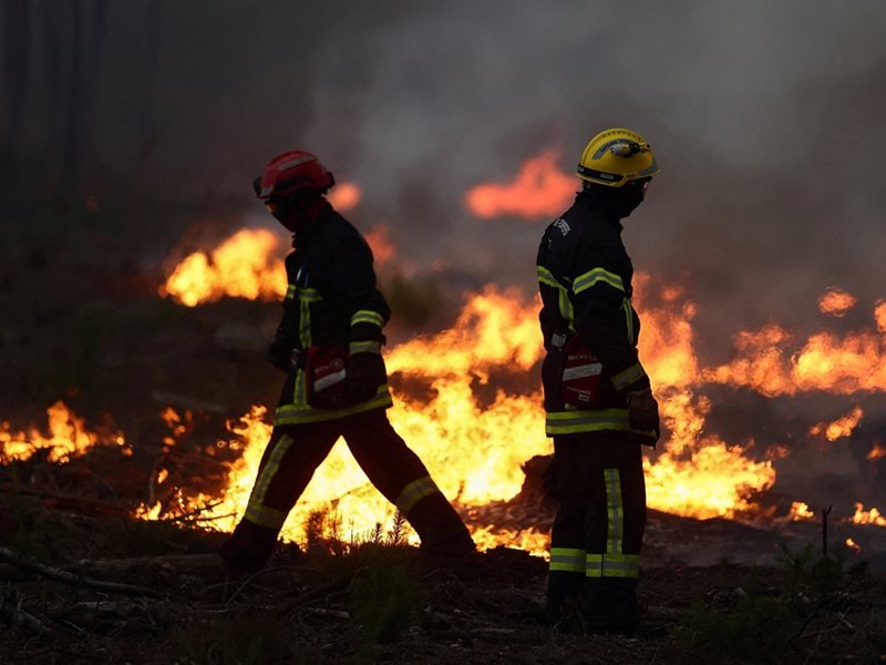 Fransa ve İspanya'daki Yangınlarda 320 Bin Kişi Tahliye Edildi