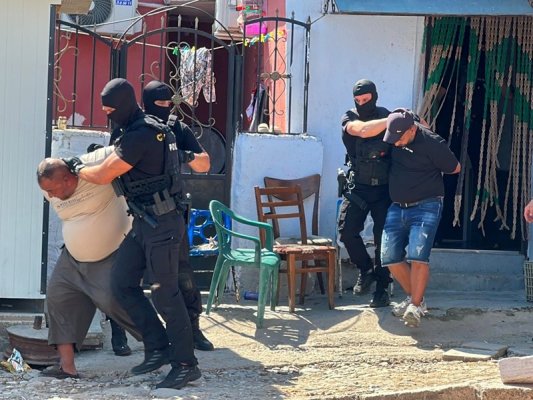 Asenovgrad'da Aileler Arası Çatışma Büyüdü: 300 Kişi Karıştı, Polis Vuruldu