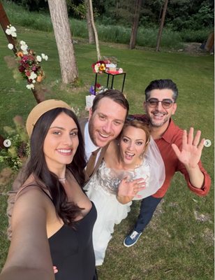 Yeni evliler Hristo ve Tsveti, Aleksandar Kadiev ve Ivelina Choeva-Kadieva ile fotoğraf çektirdi.