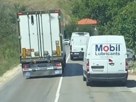 Vidin'de Kamyon Şoförünün Tehlikeli Şovu Kamerada