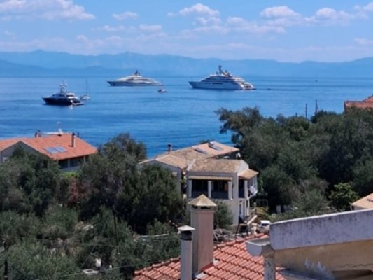 Şeyh Mansur'un 1 Milyar Dolarlık Mega Yatları Paksos Açıklarında Demirledi