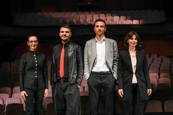 Gösterinin tanıtımı sembolik bir mekanda - doğrudan tiyatro sahnesinde yapıldı. Berbatov'un yanı sıra yönetmen Yana Titova, yapımcı Tanya Kolçakova ve müziklerin bestecisi Vladimir Ampov-Grafa da oradaydı.