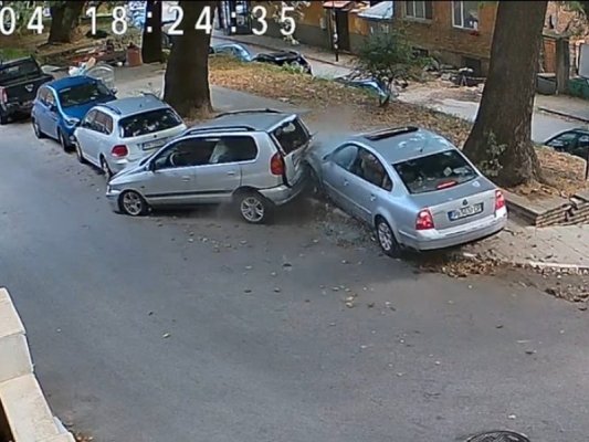 Asenovgrad'da Genç Sürücü Hız Yapıp Park Halindeki Araçlara Çarptı (Video)