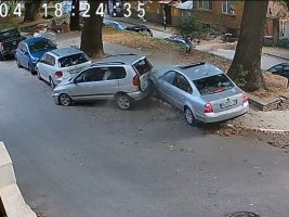 Asenovgrad'da Genç Sürücü Hız Yapıp Park Halindeki Araçlara Çarptı (Video)
