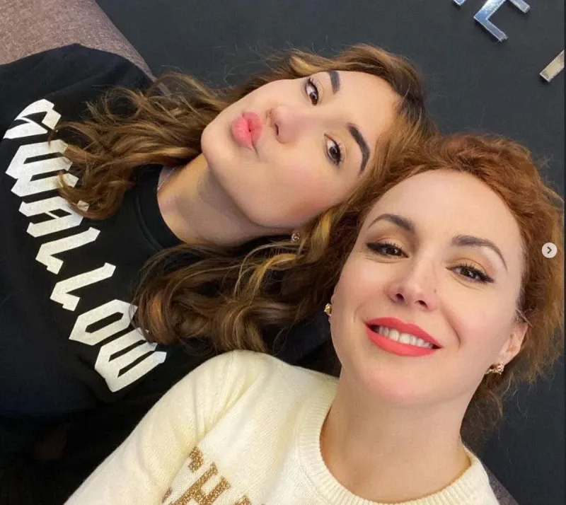 Maria Petrova ve Bobi'nin Kızı İlk Kez Denizde Yalnız (Fotoğraflar)