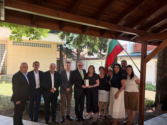 Bakan Miloşev, Dr. İvan Gadjev'in eşi, oğulları ve kızlarıyla birlikte. ABD'den G. Delçev'e geldiler.