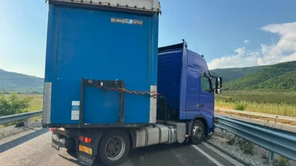 Sofya'da TIR Devrildi: Yollar Kapandı, Trafik Felç Oldu
