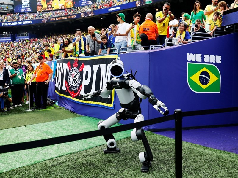Dünya Kupası'nda Tarihi Bir İlk: Robot Hakemin Topunu Taşıdı