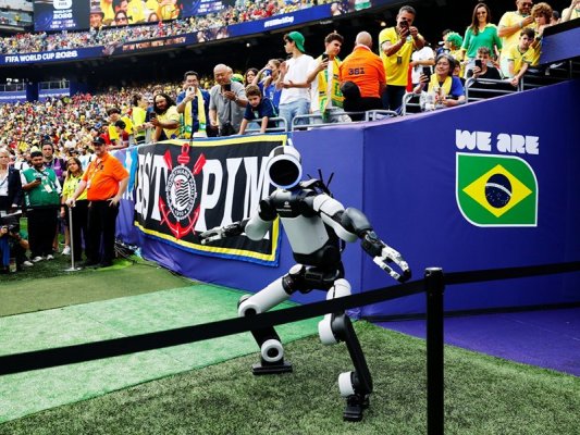 Dünya Kupası'nda Tarihi Bir İlk: Robot Hakemin Topunu Taşıdı