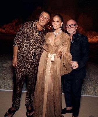 JLo, tasarımcılar Dolce ve Gabbana ile