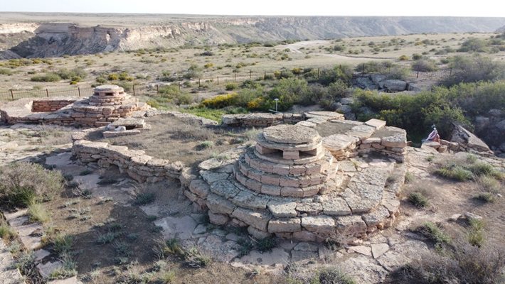 Lübnan'daki Amel Dağı'ndaki kaleler, Kazakistan'ın Mangistau bölgesindeki çamur camiler ve kutsal yerler