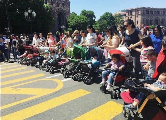 Anneler Protestoya Çıkıyor: 398 Euro ile Çocuk Büyütülmez!