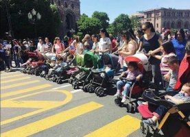 Anneler Protestoya Çıkıyor: 398 Euro ile Çocuk Büyütülmez!