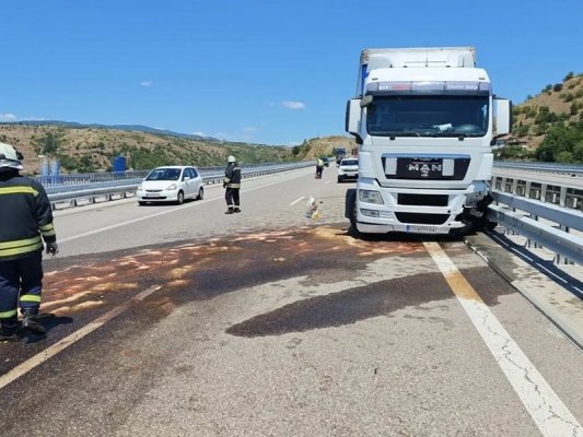 Struma Otoyolu'nda Tır Kaza Yaptı: Yola Yakıt Döküldü, Trafik Zorlanıyor