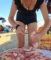 Yunanistan'da Plajda Mangal Yapan Turistler Sosyal Medyayı İkiye Böldü