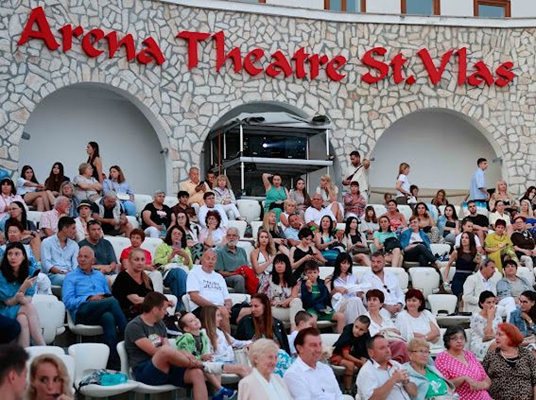 Publikata на кинофестивала изпълни арената в Sveti Vlas.